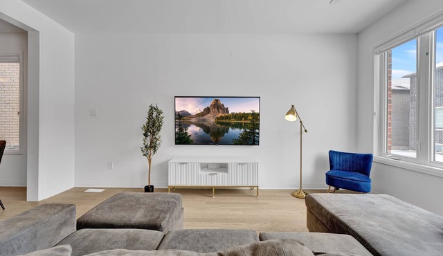 Massive 8 Bed Luxury Estate with 65" TV and Free Parking