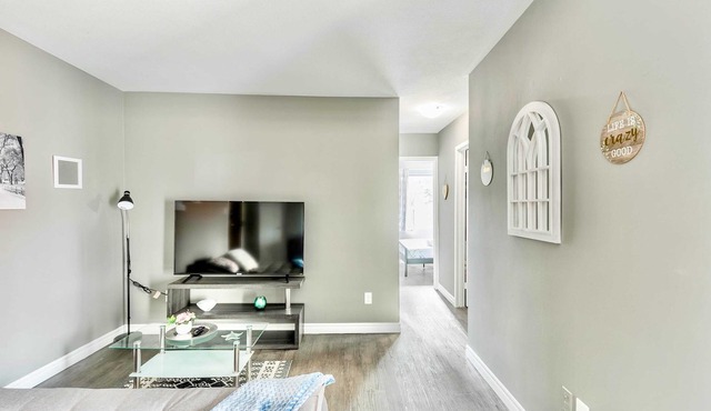Modern 2BR - King Bed Apartment - PRIME Location!