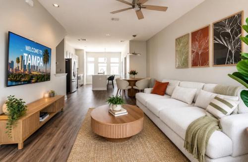 Modern 3 Bedroom 4 Bath Tampa Townhome Near Raymond James Stadium Sleeps 10