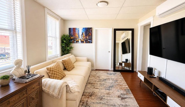 Modern 3 Bedroom Apartment, Sleeps 11, 20 min to Times Square