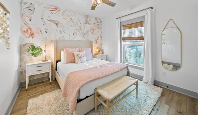 Modern Beach Luxury! 2 King beds. Fenced backyard & Pet Friendly