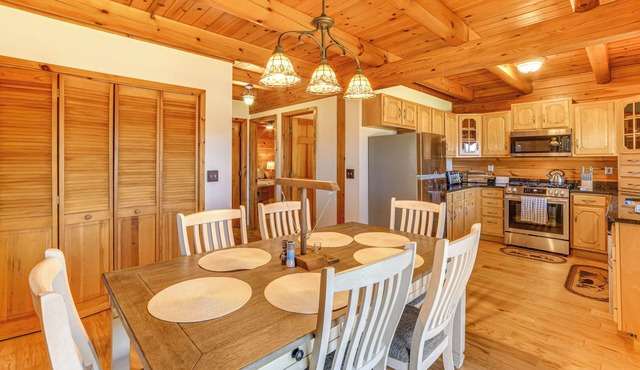 Modern Comforts Classic Cabin- Family&Fish Escape!