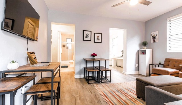 Modern Cottage-Parking close to UF available. 5 min to UF & Hospitals
