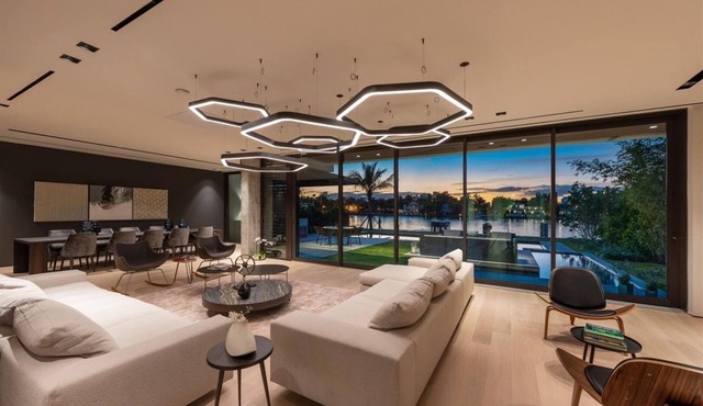 Modern Elegance 5BR waterfront Smart Home heated pool & Jacuzzi on Miami Beach!