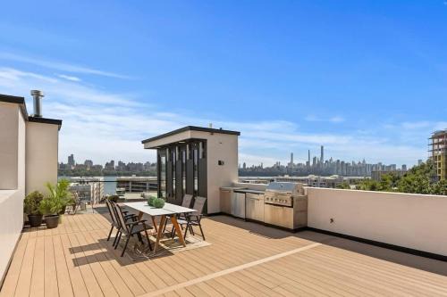 Modern Luxury 4BR Townhome Den NYC Views