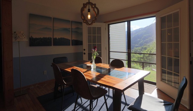 Modern Mountain House - River Views & Walk to Town