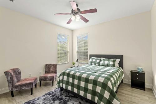 Modern Spacious Getaway: Heated Pool, Movie Room, Huge Yard & Event-Friendly in New Port Richey, Florida