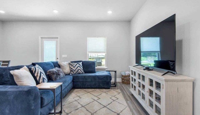 Modern Townhome Near Beaches, Zoo