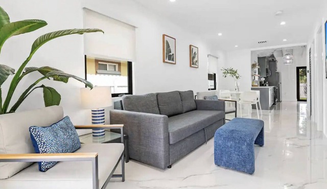 Modern urban retreat,beach nearby,BBQ, jacuzzi
