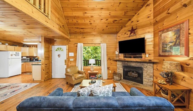 Mountain Views & Hot Tub Pool Table | Log Cabin