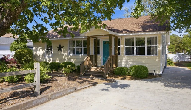 NE 38th Street Dog Friendly - Star Spangled Manor