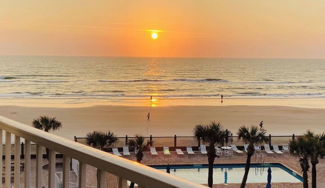 NEW Amazing Ocean Front Up to 6 Guests in Daytona - Up 6 Guests!