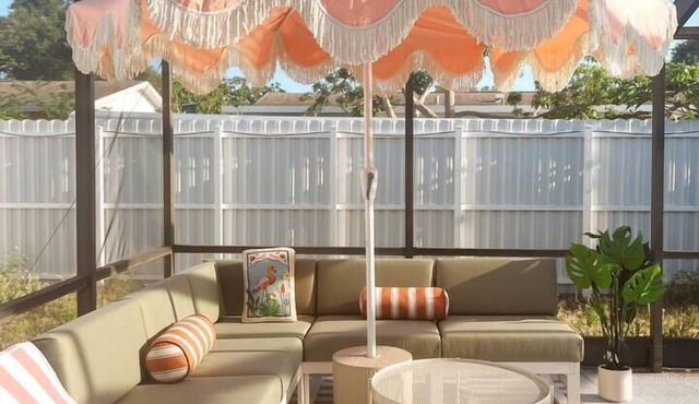 NEW Designer Pool Oasis 10m to Downtown St Pete 15m to Beach