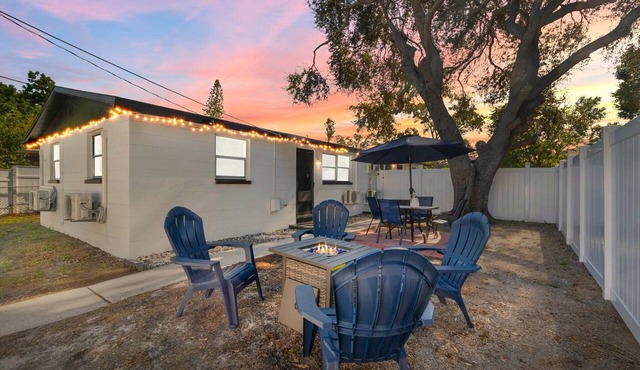 NEW Minutes to Downtown & Beach! Large Fenced Yard, Hammock, Fire Pit, Dining