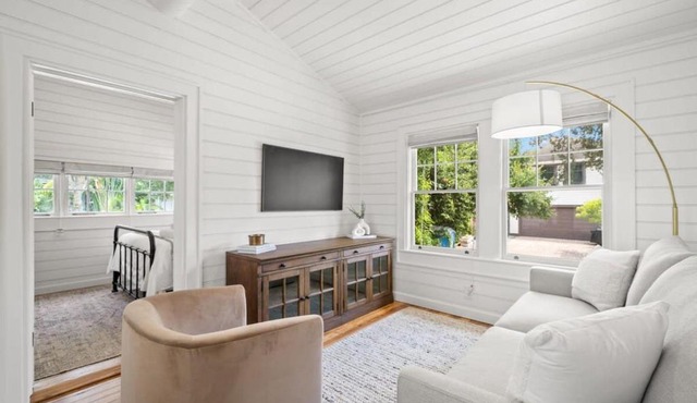 NEW! The Adaline Room #9 - Updated Hyde Park Penthouse, Steps to Bayshore