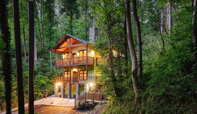 Newly Built Luxe Chalet, Sleeps 10, Hot Tub, Deck