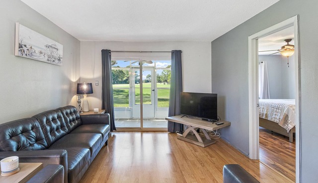 Newly furnished 2-beds condo w/golf course view!