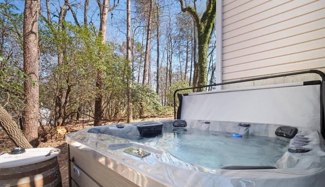 NEWLY RENOVATED COZY 2BR 1BA COTTAGE -NEW HOT TUB