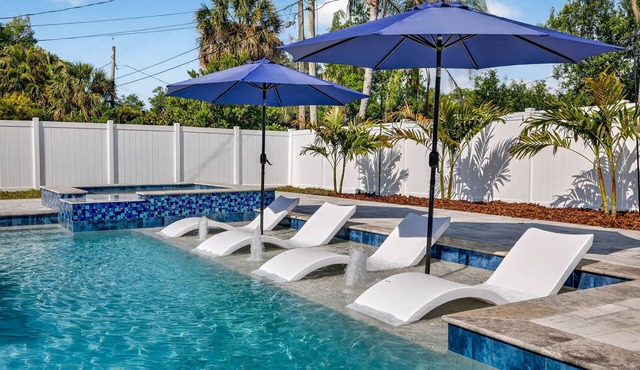 Newly Renovated Spacious 5-bedroom house with Pool and Hot Tub in Largo