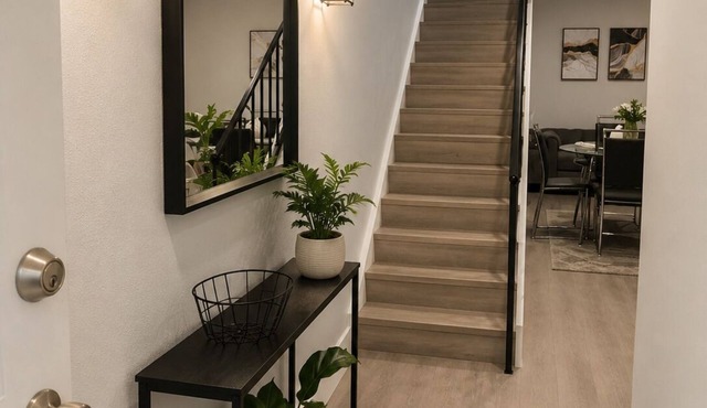 Oakleaf Retreat | Modern 2-Bedroom Townhouse Patio Garage