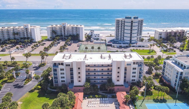Ocean Walk Condo: Classy Beachy Retreat in charming New Smyrna Beach