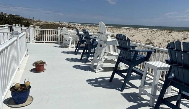 OCEANFRONT Adorable Cottage! Perfect For a Couple or Small Family of 4!