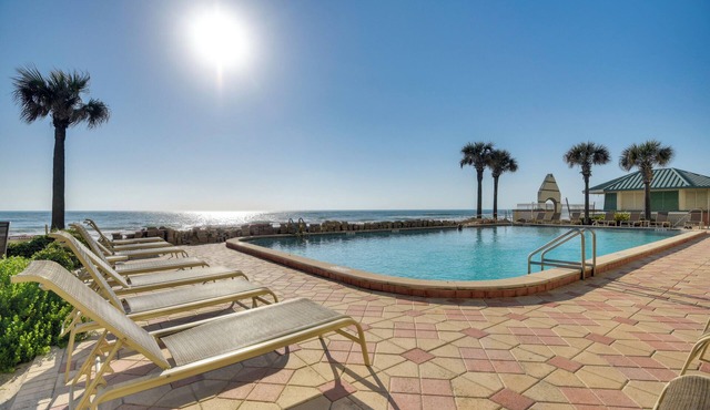 Oceanfront Studio w/Resort Perks in Daytona Beach
