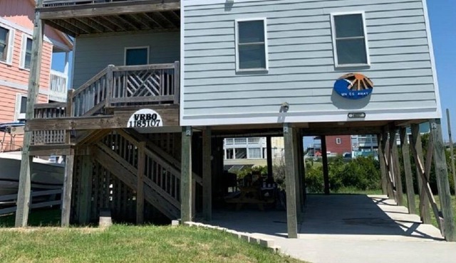 Oceanside. Short walk to Ocean/Sound. Includes fishing passes on pier.