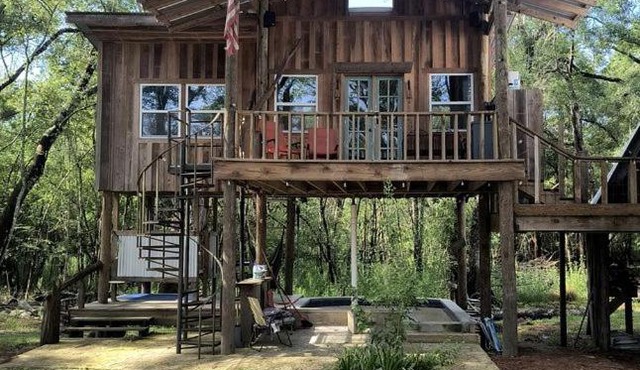 Off-Grid Cabin Retreat Near Satilla River, Georgia