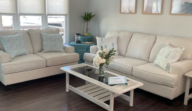 Off The Hook-renovated dog friendly listing!