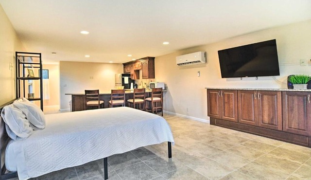 On-Site Pond: Sleek Largo Studio < 7 Mi to Beach!