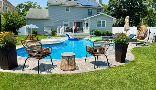OSP202 | 4 BR 3.5 bath sleeps up to 10, outdoor oasis POOL, linens included!