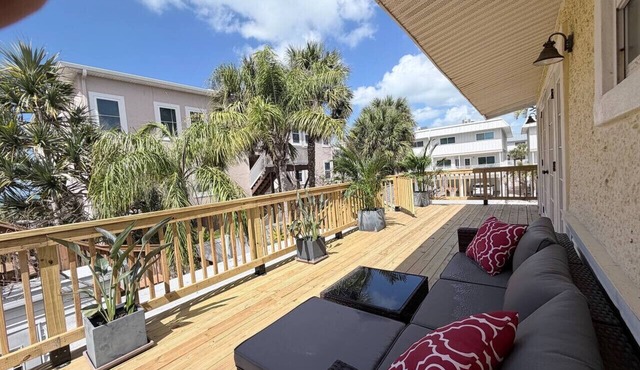 `Palms` Gulf-View Historic Beachside Cottage 2/1