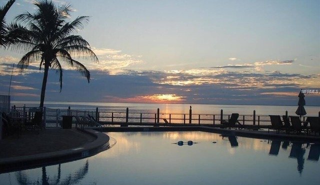 Panoramic stunning waterfront views of Tampa Bay, updated all including kitchen