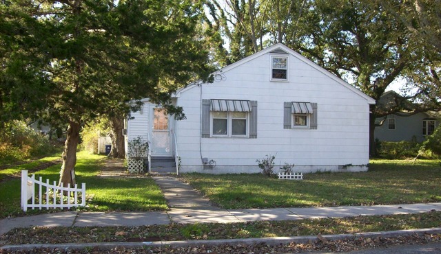 "Paradise on Pacific", this Sat. to Sat. pet friendly rental sits on a lovely lot on quiet Pacific Ave.