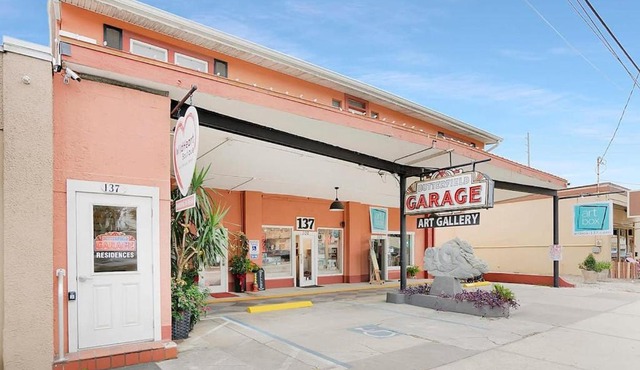 Park It At the Butterfield Garage, Historic Pre-Prohibition Style Apt in the Heart of Downtown