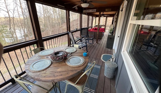 Peaceful 2-bedroom lake cabin with with party dock in charming Dawsonville