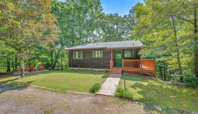 Peaceful 3 bedroom family mountain getaway in the trees with Mirror Lake Access.