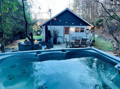 Peaceful Cottage with Hot-tub in Fleetwood, North Carolina