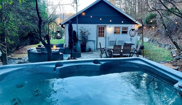Peaceful Cottage with Hot-tub in Fleetwood, North Carolina
