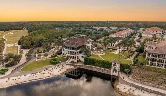 Perfect Palencia getaway for families with 9 near by parks and walking trails.