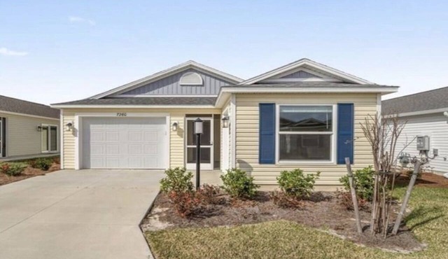 Perfect villages villa close to the highway! 2 person golf cart included!