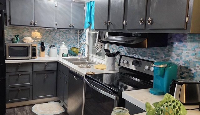 Pet friendly, cozy getaway - 10 min to Holden Beach