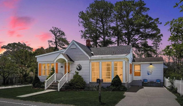 Pet-friendly creekside cottage w/backyard