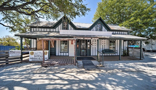 Pet-friendly Harper Farmhouse w/Large Deck!