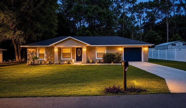 Pet-Friendly Retreat, 7 Minutes to WEC, Quiet yard