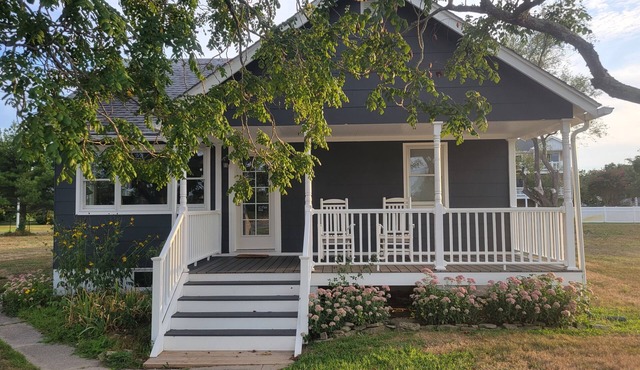 PET FRIENDLY! SIT & ROCK ON THE PORCH AS YOU WATCH THE BOATS GO BY!