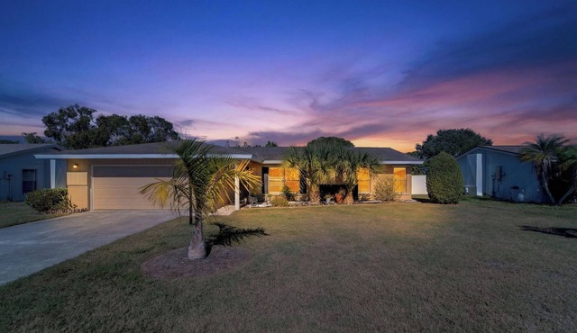 Ponderosa Pine-*Family Friendly*Near airport*Pool*