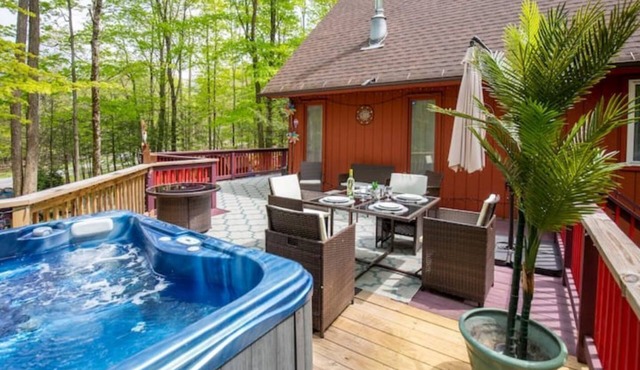 POOL/LAKES: Streamside Chalet w/Hot Tub 🔥Private Playground- FAMILY friendly!
