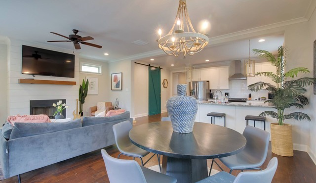 Pool Table! Walkable Stay in Midtown MEM